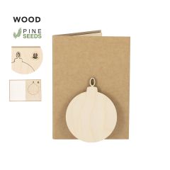 Originalt julekort af kraftpapir med julekugle af træ og fyrrefrø