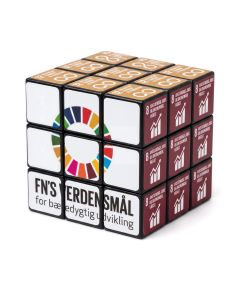 Rubiks terning som trykeksempel med fuldt motiv på forsiden og ikoner i farver på de andre sider, på hvid baggrund