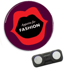 Badge dele med dobbeltmagnet