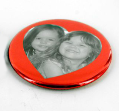 Pakke med 100stk rød-metallisk hjerte ringe til 56mm badges