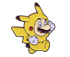 Mario med Pikachu dragt emalje pin, 30x26mm