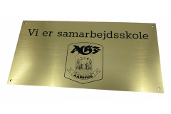 Skilt i imiteret metal